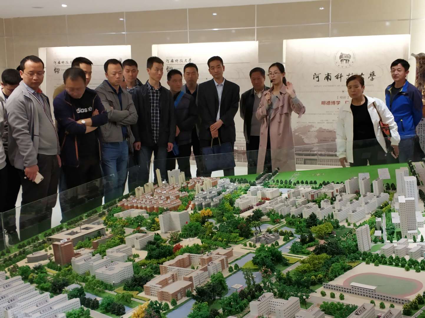 图二 参观“河南科技大学校史馆”