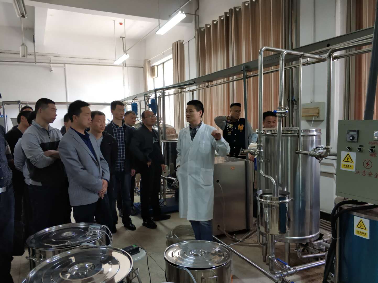 图三 参观“河南科技大学食品与生物工程学院”