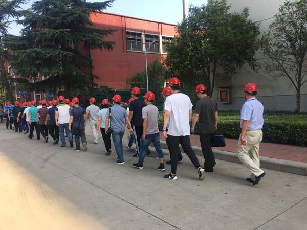 参观中信重工图一